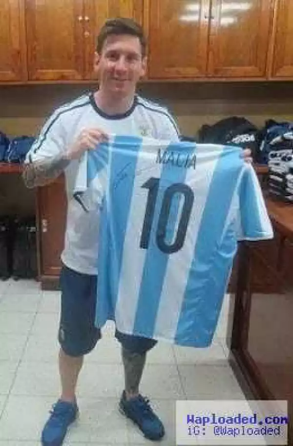 Barack Obama’s daughters Sasha and Malia gets signed Argentina jersey’s from Lionel Messi – Photos